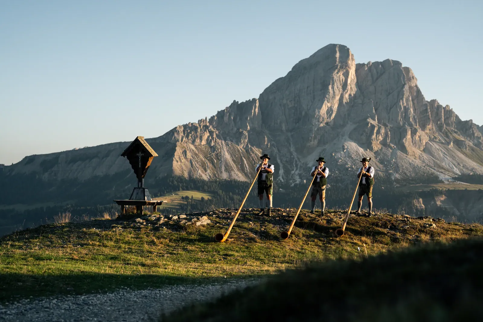 Alphornbläser vor dem Dolomitengipfel bei einer Almhochzeit