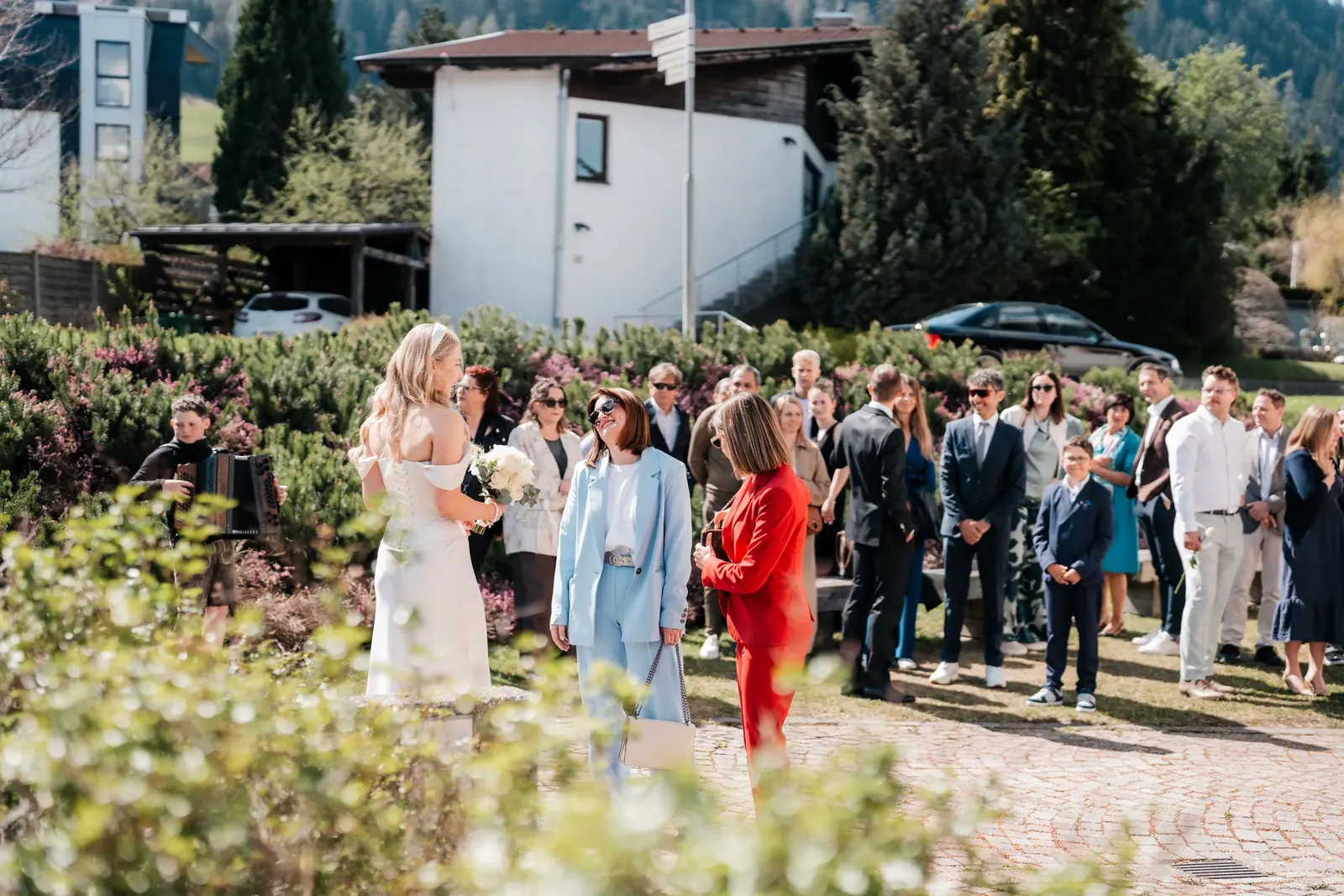 Gratulation der Gäste vor der Stube im Frühling