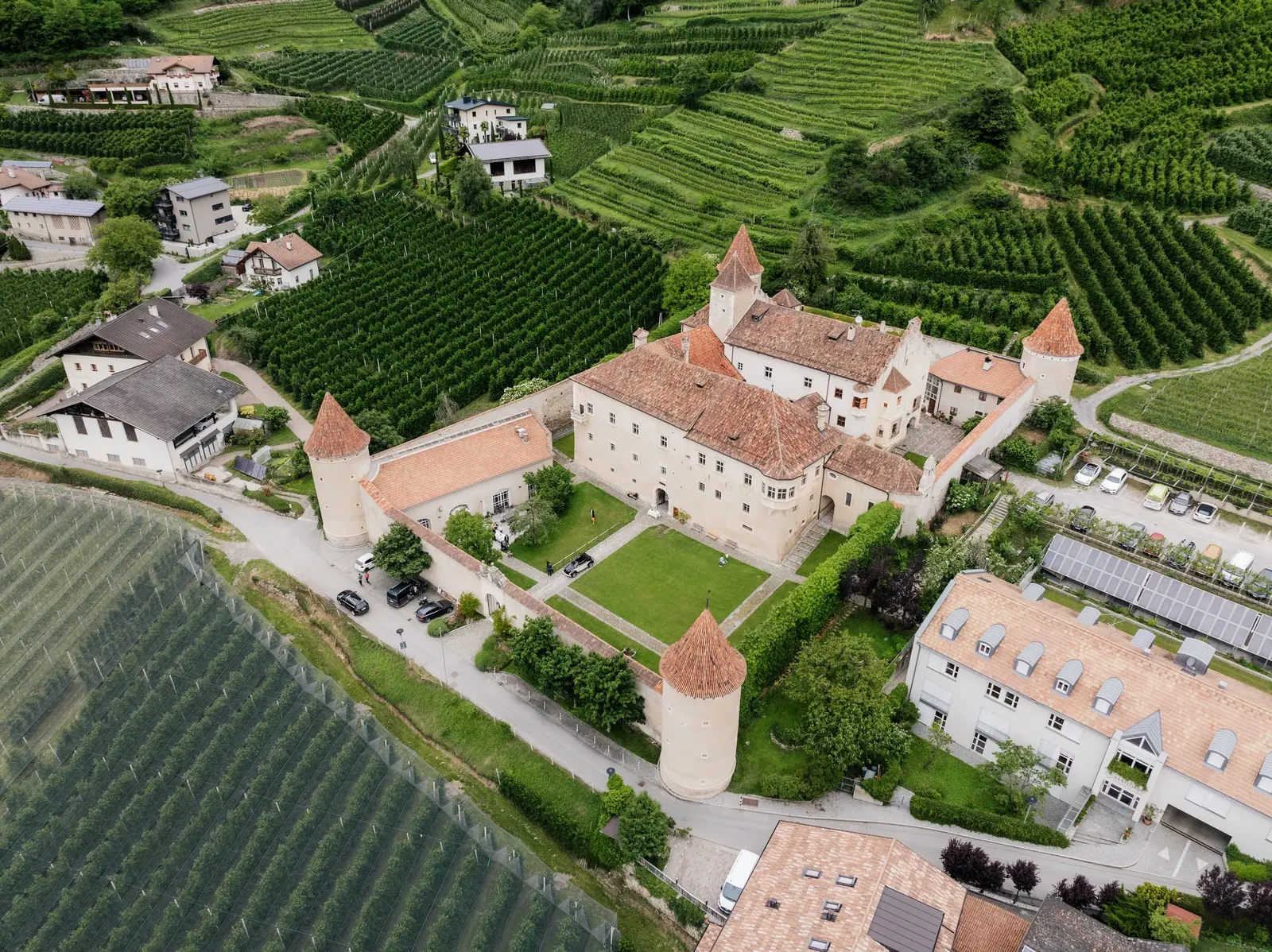 Luftaufnahme des Schlosses mit Türmen und Innenhof