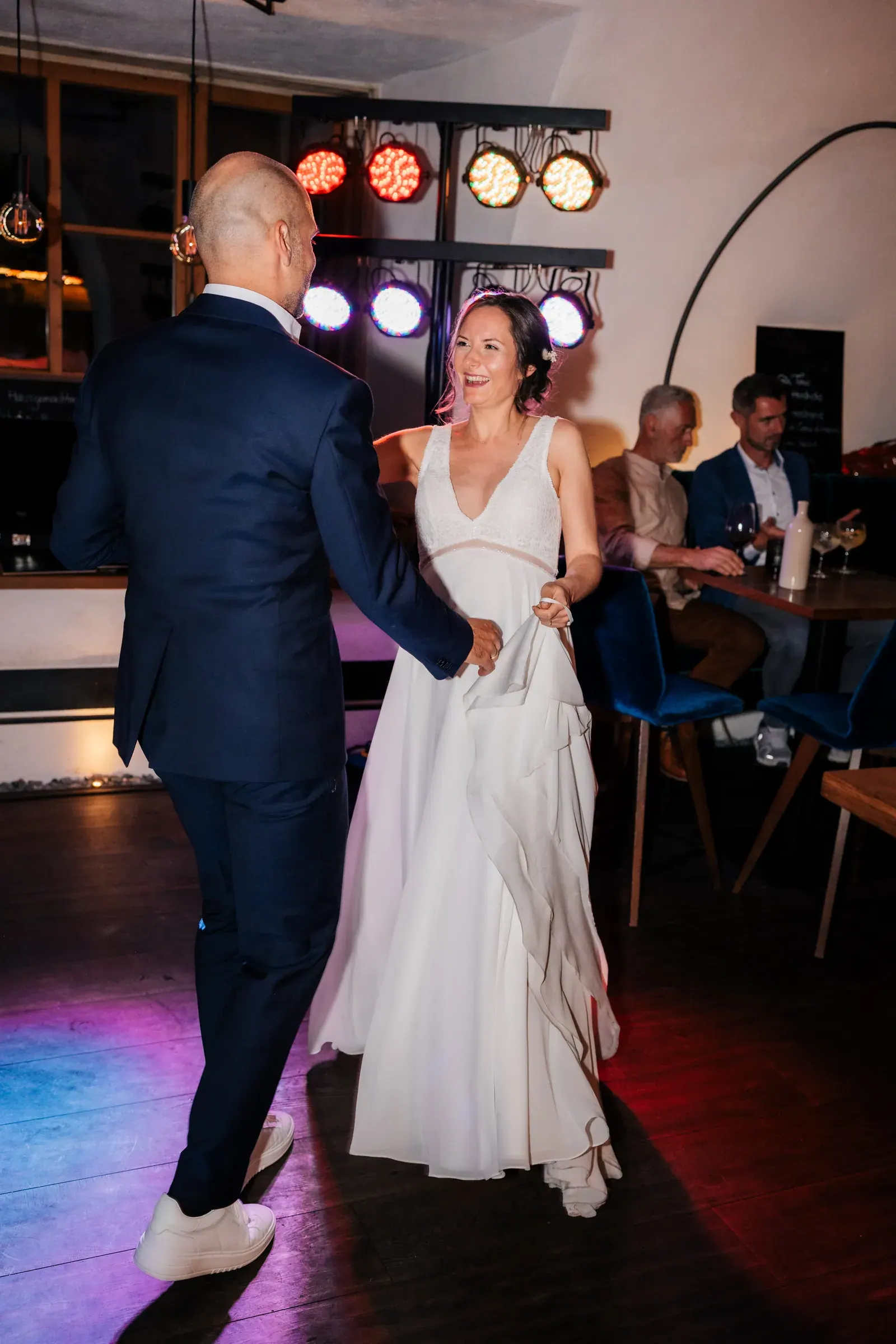 Brautpaar beim Hochzeitstanz auf der Party
