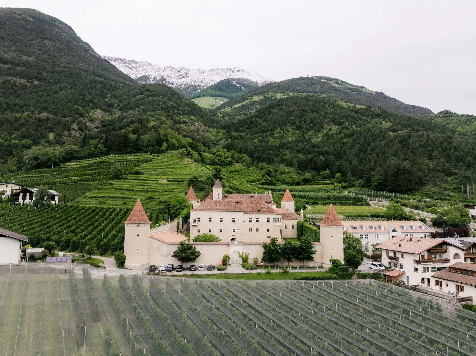 Schloss zwischen Obstgärten und Weinbergen in Südtirol