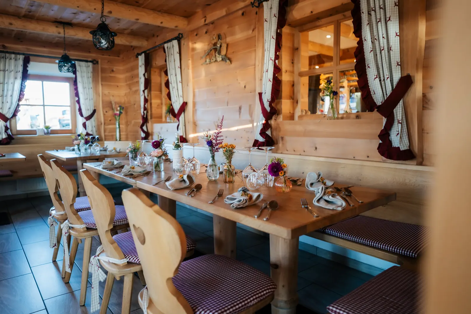 Gedeckte Hochzeitstafel in der Stube einer Berghütte
