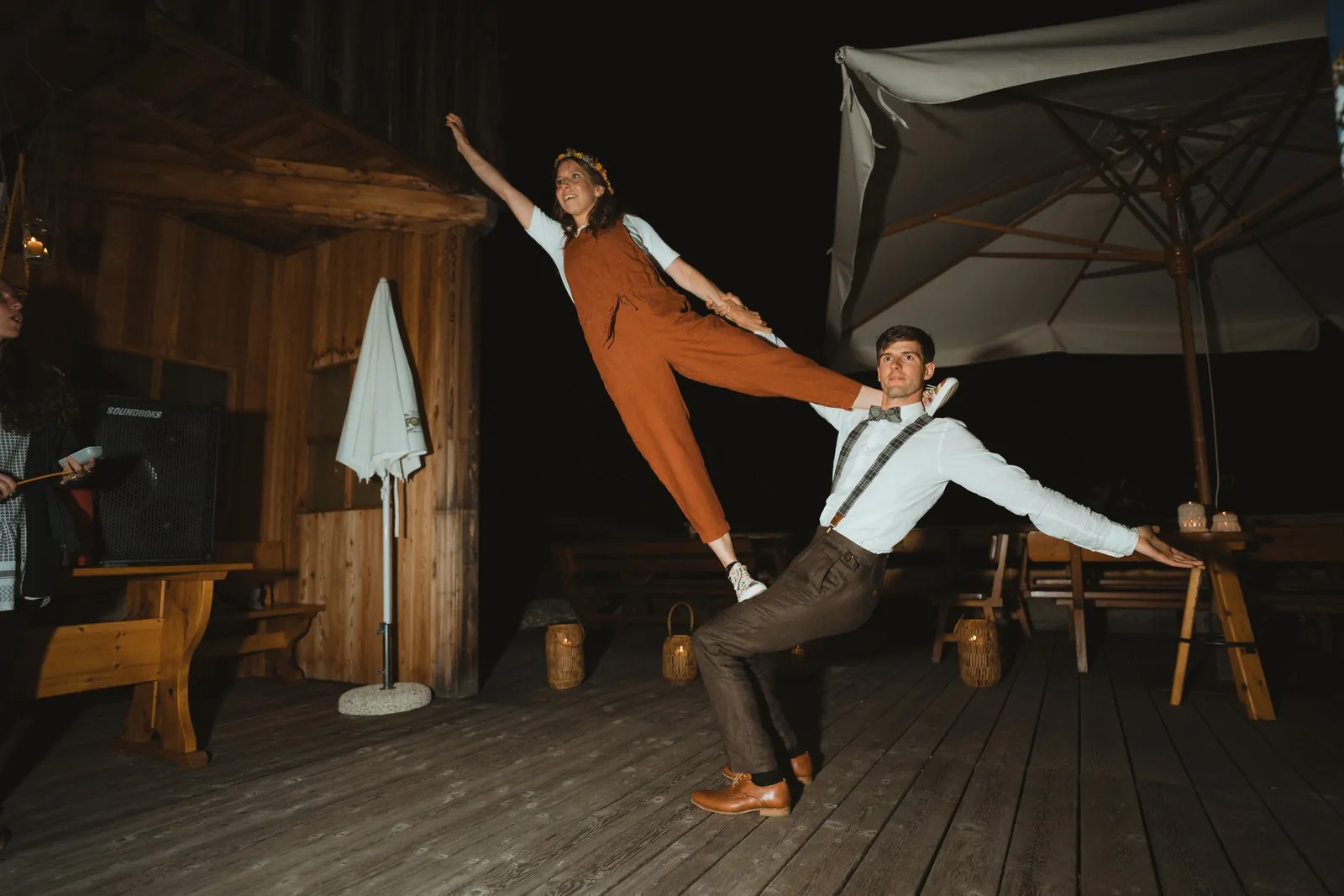 Ausgelassener Tanz auf der Terrasse der Berghütte in der Nacht