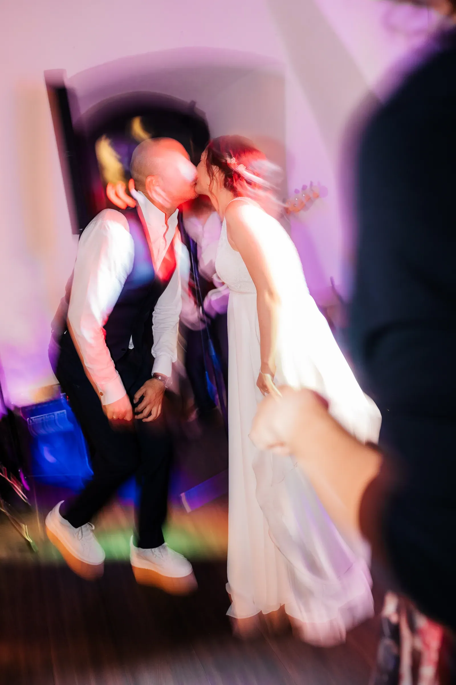 Brautpaar küsst sich auf der Tanzfläche der Schlosshochzeit