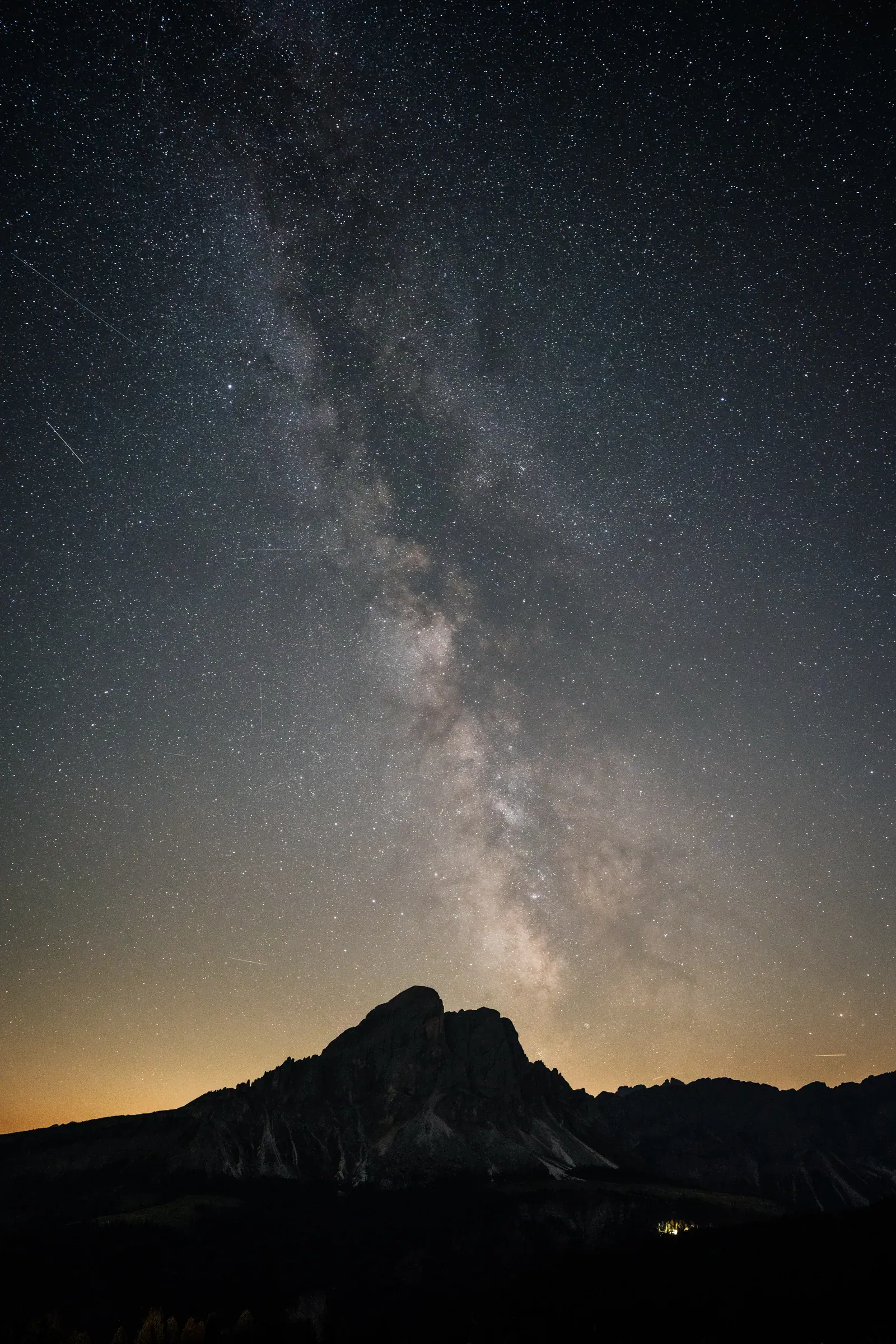 Milchstraße über dem Dolomitengipfel in der Nacht nach der Hochzeit